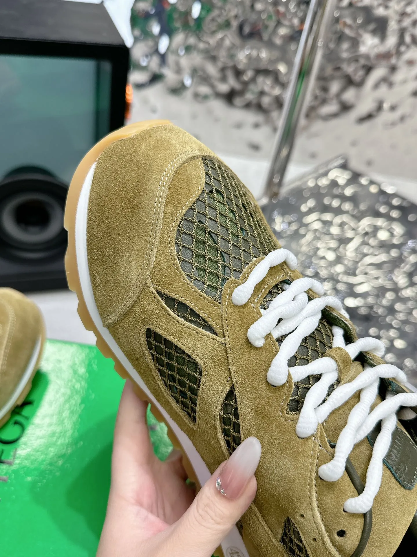 👟👟Ex-factory price 560👟👟 Men ➕20 💰𝐁𝐨𝐭𝐭𝐞𝐠𝐚 𝐕𝐞𝐧𝐞𝐭𝐚 Bodie Home Couple Style 👫BV Sports Shoes Wang Yibo Same Style Casual shoes for couples and dad shoes! Runner sneakers! Original purchase and development! Made of original lightweight technical mesh fabric, the same as the original version! The process is complicated! Paired with a geometric pattern designed rubber outsole, the higher version of the Wang Zha series is actually much taller, but the legs still look slim. Very nice. Durable and durable to play with, standard and version-matching shoe-packing technology. Look for high-end versions. The original outsole is exclusively molded, and the color-blocked TPU outsole is used. The material and weight are the same as the original! Size: Women’s size 35-41 (40 and 41 customized, non-refundable) Men’s size 39-45 (45 customized, non-refundable)
